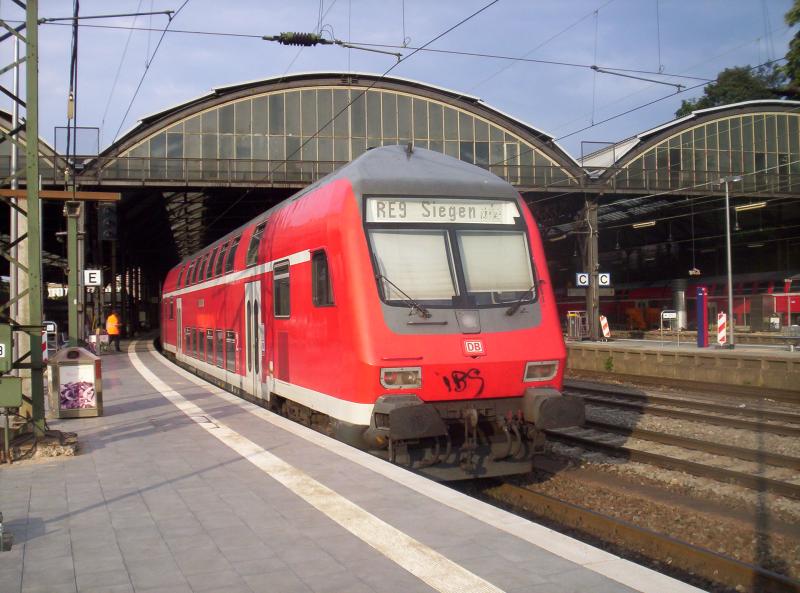 RE 9 nach Siegen bei abendstimmung in Aachen Hbf.