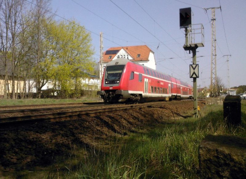 RE 92079 von Wismar nach Cottbus am sdlich Bahnberweg in Bestensee. Auf Grund einer Bahnberwegs Strung am nrdlich Bahnberweg hatte der Zug 5 Minuten versptung. Nach diesem Zug ffnete sich der berweg 30 Minuten lang nicht ohne das ein Zug fuhr und ffnete sich dann auf einmal. Geschoben von einer BR 112.