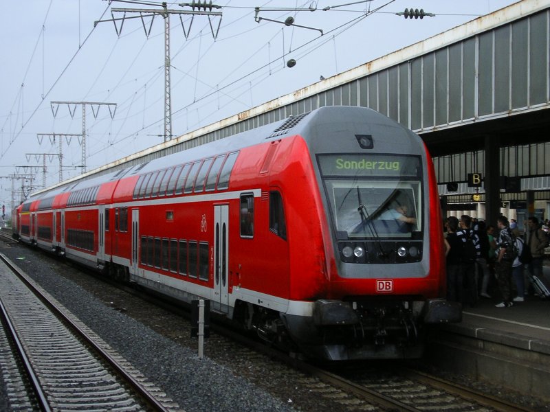 RE als Sonderzug zur Loveparade nach Dortmund beim Halt in Essen Hbf. (19.07.2008)