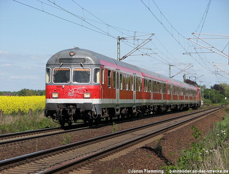 RE auf dem Weg nach Minden (Westfalen). Die Aufnahme entstand am 30.04.07 am B km 29,877 in der Ortschaft Hohnhorst. 
