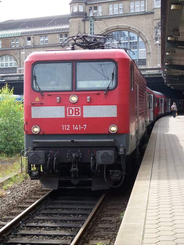 Re aus Kiel steht im Hamburger Hbf (122 141-7) (26.7.2007)