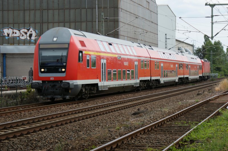 RE aus Leipzig nach Magdeburg kurz vor Dessau geschoben von    143 113-9 am 19.06.2009