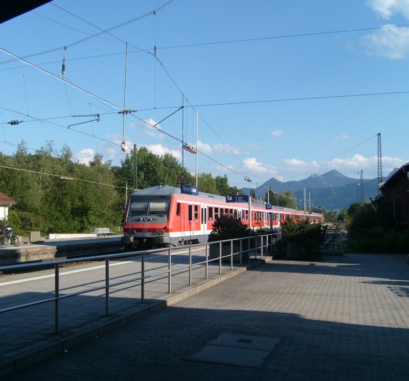 RE bei der Ausfahrt Richtung Salzburg in Prien am Chiemsee (August '07)