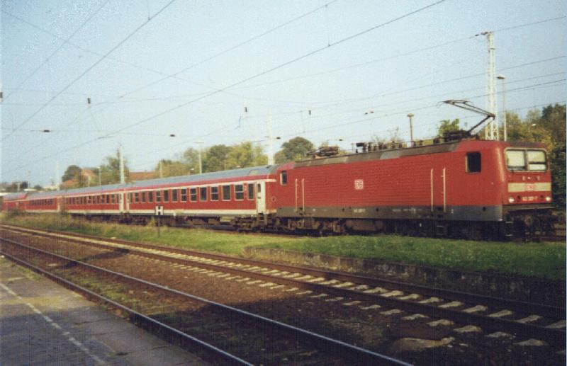 RE bei der Durchfahrt im Bahnhof Schwaan