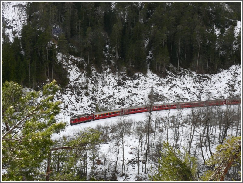 RE Disentis/Mustr nach Scuol-Tarasp in der Rheinschlucht bei Versam-Safien. (27.01.2008)