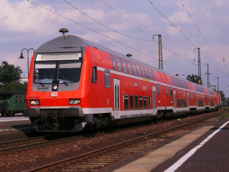 RE von Dresden nach Leipzig mit Stw 762 am 26.06.2008 in 
Radebeul Ost.