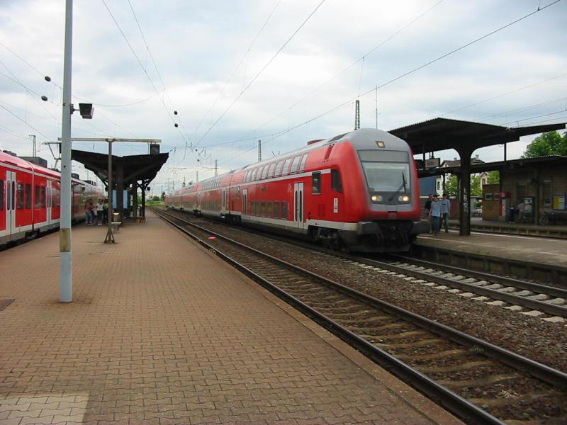 RE von Frankfurt a. M. am 17.06.2005 bei der Einfahrt von Biblis.