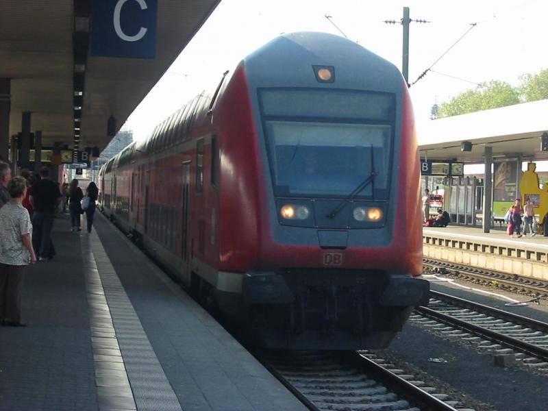 RE von Frankfurt a. M. Hbf bei der Einfahrt von Mannheim Hbf.