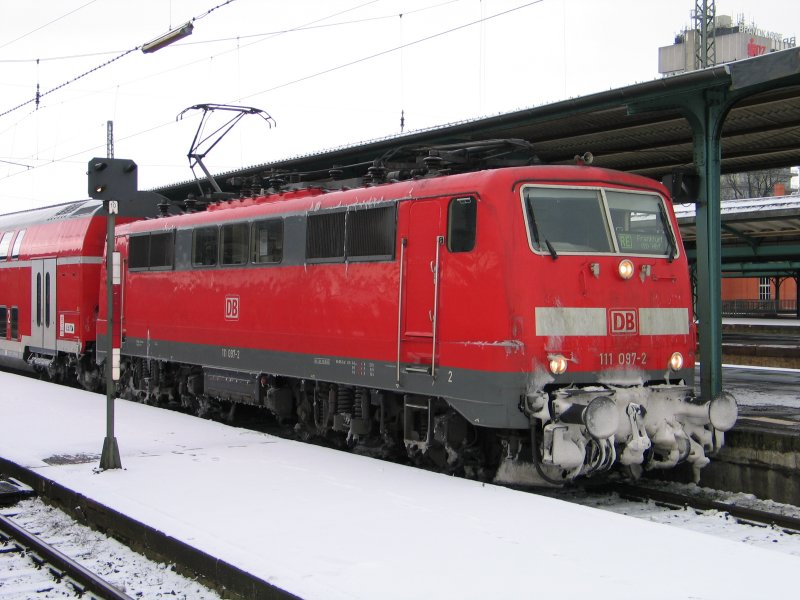 RE Frankfurt/Main nach Kassel Hbf mit Lok der BR 111 im Dezember 2005 in Kassel Hbf.