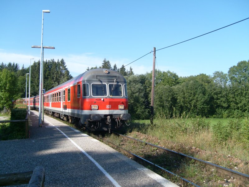 RE von Fssen zur Weiterfahrt nach Mnchen bei der Einfahrt in Leuterschach, August'07