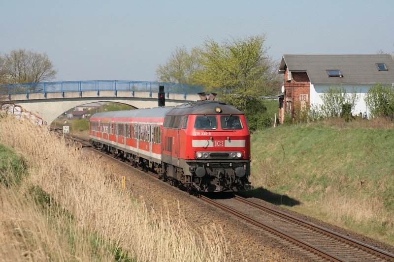 RE von Kiel nach Bad Kleinen fhrt hier gerade am ehemaligen Posten 16 bei Herrnburg vorbei. 23.04.2009