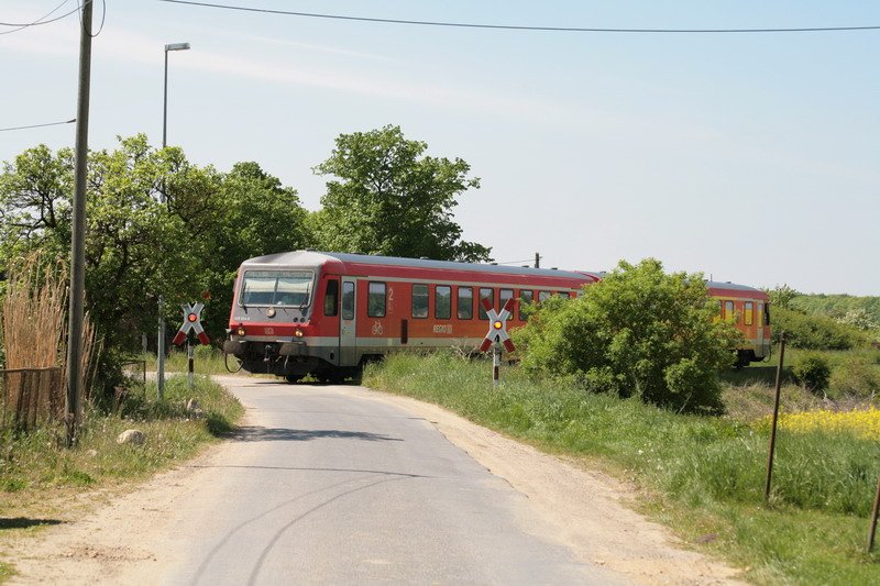 RE von Lbeck nach Bad Kleinen fhrt hier in Grieben ein. 15.05.2008