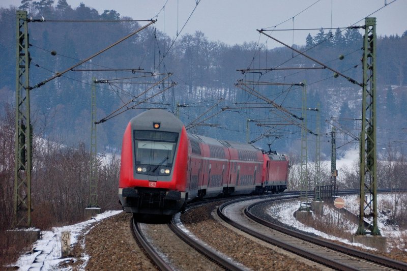 RE mit 4 Dostos nach Ulm. Einfahrt Urspring, Januar 2009.