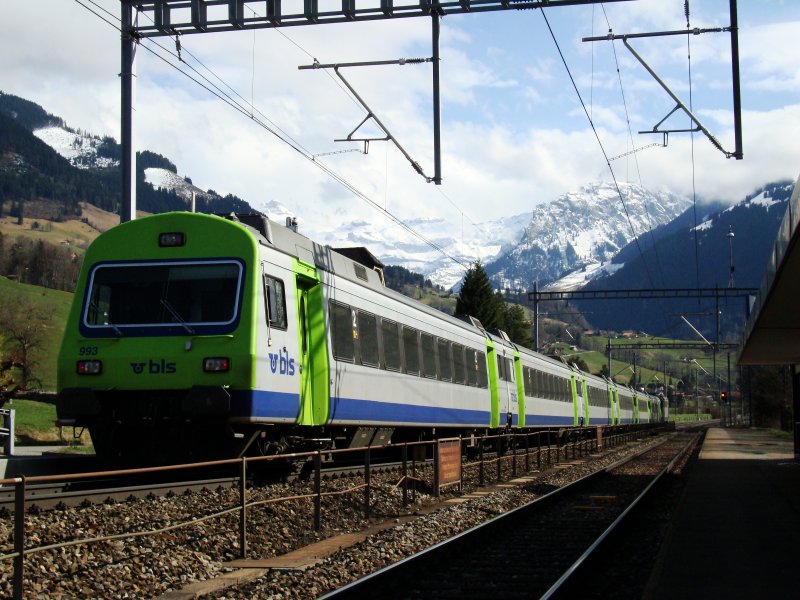 RE nach Brig beim Halt in Mlenen am 10.04.2008