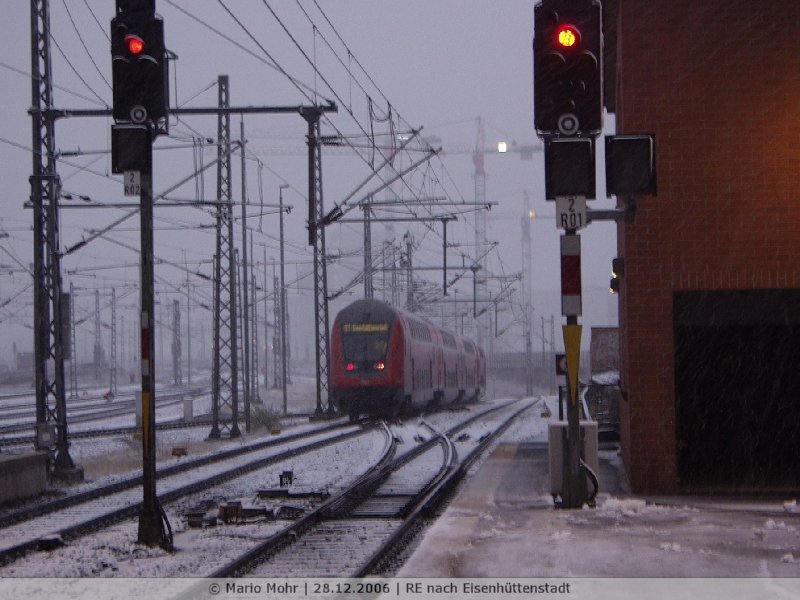 RE nach Eisenhttenstadt verlsst Berlin Ostbahnhof in Richtung Warschauer Strae.