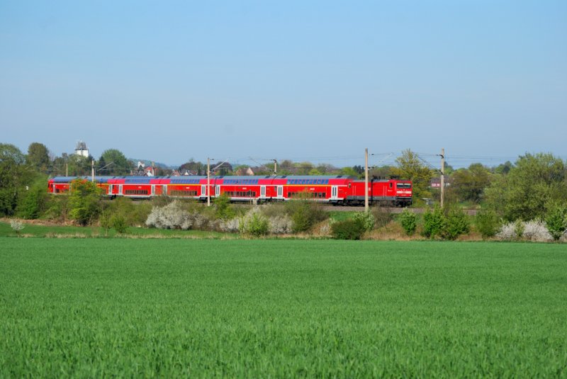RE nach Hamburg verlsst Bordesholm. Im Hintergrund ist der typische Getreidespeicher von Bordesholm zusehen. 23.04.09