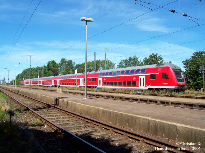 RE nach Hannover, abgestellt im Bahnhof Norddeich 2006.