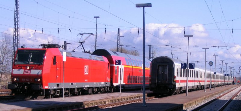 RE nach Hannover und IC 434 aufgenommen im April 2007 in Norddeich.