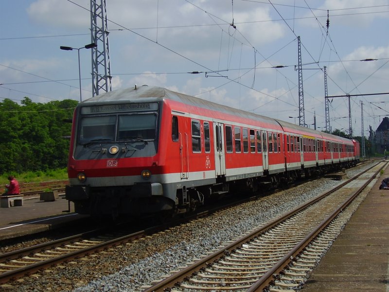 RE nach Kassel im Bahnhof Sangerhausen, noch werden die Zge aus y-Wagen bebildet. 22.06.2007