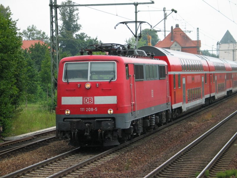 RE nach Mnchen Hbf bei der Ausfahrt aus Eggmhl. 