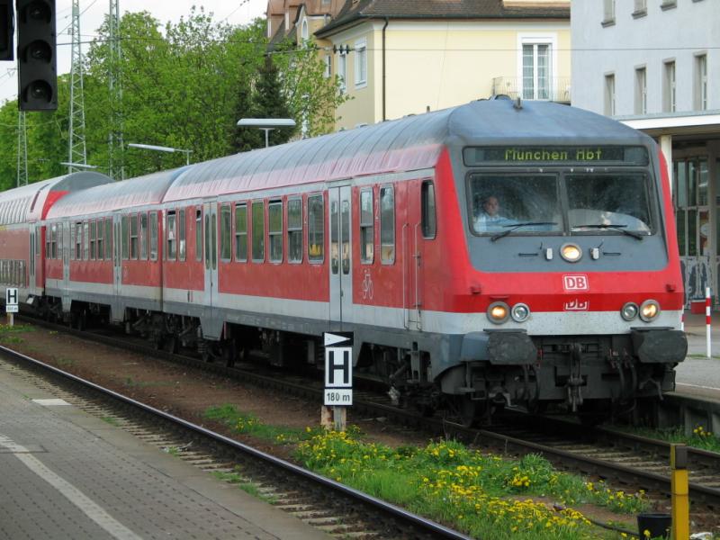 RE nach Mnchen HBF. Diese Zugkombination aus einer 111er und Wittenberger Steuerwagen sieht man auf dieser Strecke sehr hufig. 2.5.2006