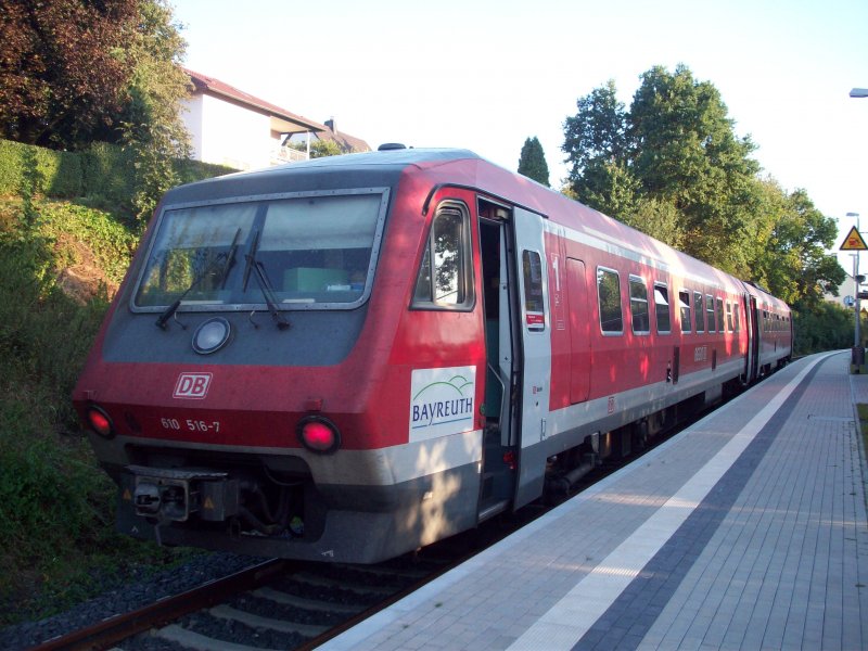 RE nach Nrnberg, am Bahnhof Neustadt(Waldnaab).(27.08.08)
Die Strecke wurde von Weiden nach Neustadt verlngert und ein 
neuer Bahnsteig gebaut.Das war die Nebenstrecke in Richtung Flo.
Heute ist die ehemalige Bahntrasse ein beliebter Radweg.
