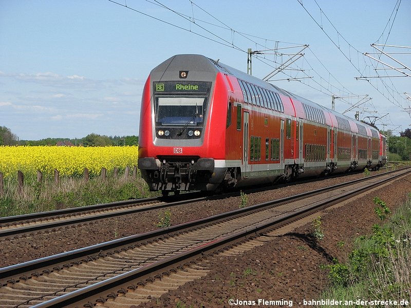 RE nach Rheine. Die Aufnahme entstand am 30.04.07 am B km 29,877 in der Ortschaft Hohnhorst. 