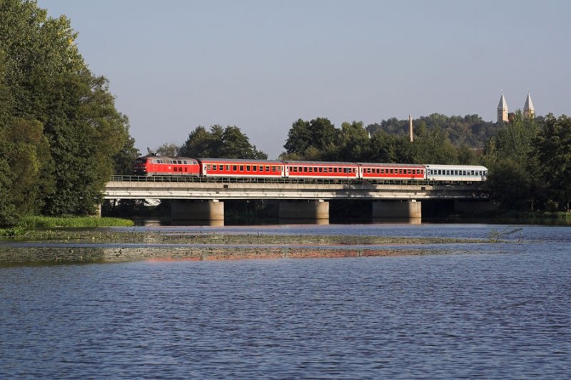RE von Prag nach Nrnberg auf der Schwandorfer Naabbrcke.