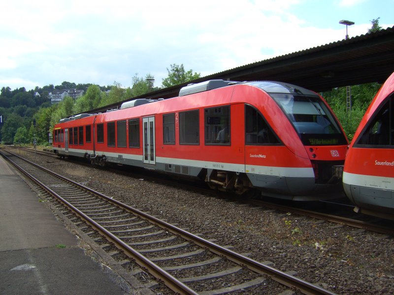 RE Richtung Dortmund wartet am 03.08.07 auf die Ausfahrt aus dem Bahnhof Arnsberg.