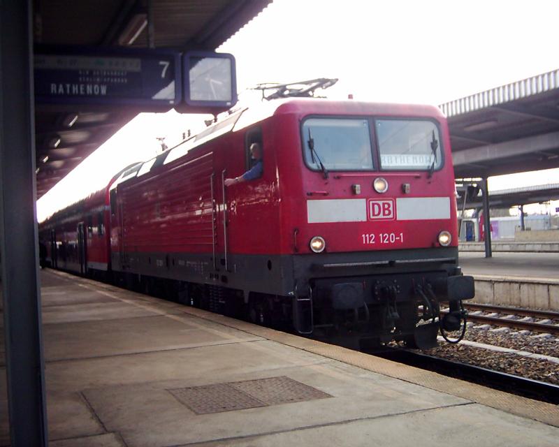 RE Richtung Rathenow im Bahnhof Berlin-Schnefeld