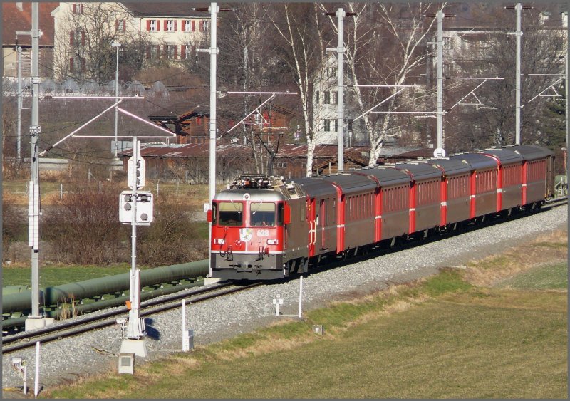 RE Scuol-Tarasp nach Disentis/Mustr zwischen Igis und Zizers. Zuglok ist die Ge 4/4 II 628  S-chanf . (27.12.2007)