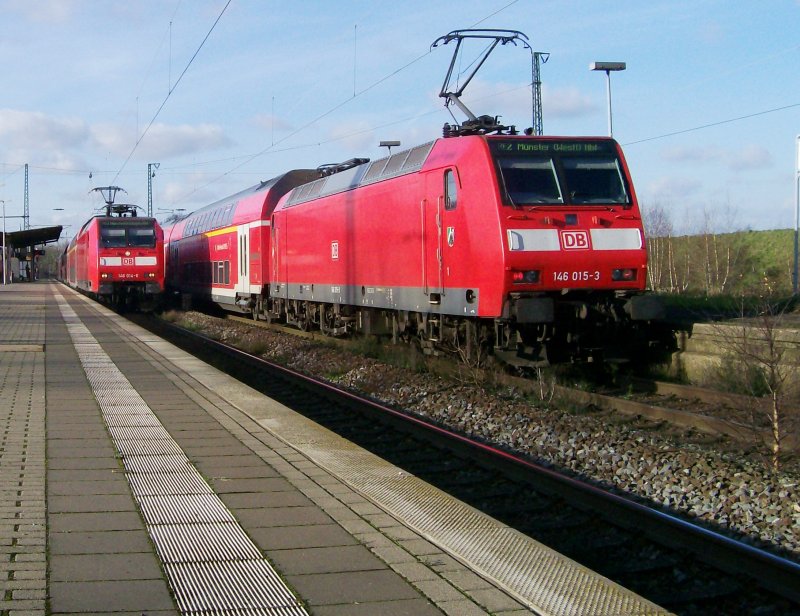 RE-Treffen in Viersen... 146 015-3(rechts) als RE 2 nach Mnster(Westf) und neben ihr die 146 014-6 als RE 2 nach Mnchengladbach Hbf. 14.01.2007