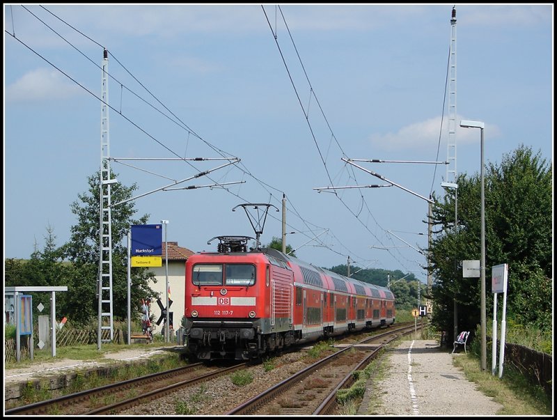 RE1 aus Rostock nach Hamburg mit dem HanseExpress bei der durchfahrt von Huckstorf. Zuglok war die 112 117.  Aufgenommen am 20.07.07