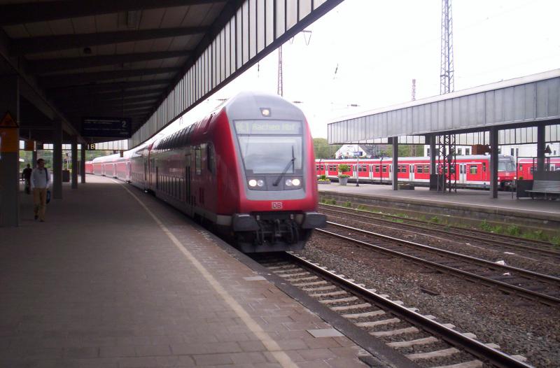 RE1 bei der einfahrt in Essen Hbf Richtung Aachen. Im Hintergrund sieht man noch wie 146 011-2 den Doppelstockverband schiebt. 22.05.2005