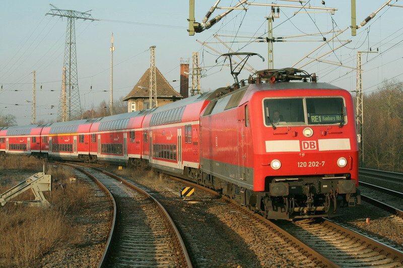 RE1 fhrt in Schwerin vom Gterbahnhof in den Hauptbahnhof um dann planmig nach Hamburg zu fahren. 30.12.2008