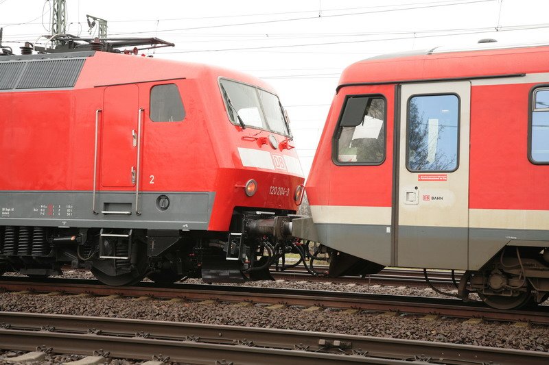 RE1 mit der 120 204-3 steht in Ludwigslust mit dem Fliegenden Schweriner zusammengekuppelt auf dem Bahnhof. Zwischen Schwerin Hbf. und Schwerin Mitte war Streckensperrung und deshalb wurde der RE1 in Ludwigslust abgestellt um dann Mittags mit den 628-er zurck nach Schwerin zufahren.