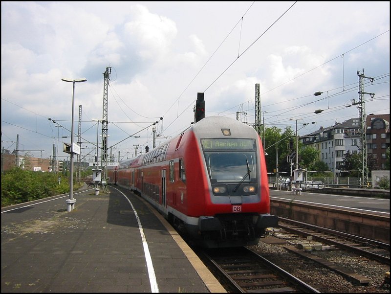 RE1 nach Aachen Hbf fhrt mit Steuerwagen voran am 12.08.2006 in Dsseldorf Hbf ein. Zuvor kam die Ansage, dass der Zug ausnahmsweise nur 3 Waggons habe.