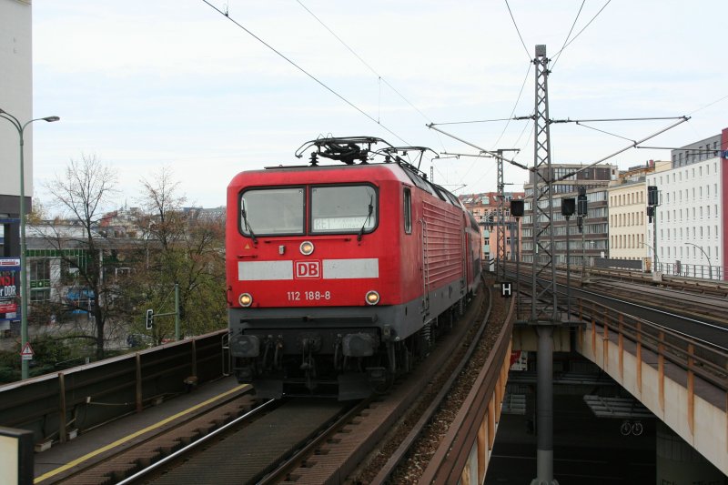 RE1 nach Frankfurt(Oder) mit DB 112 188-8 am 26.10.2008 bei der Einfahrt in den Bahnhof Berlin Alexanderplatz.