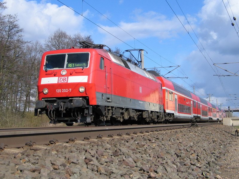 RE1 nach Hamburg beim Halt in Pritzier. 24.03.2009