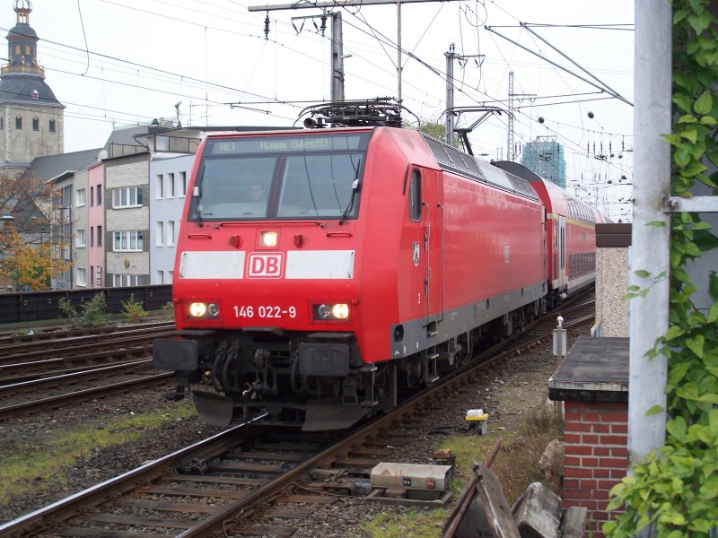 RE1 nach Hamm mit 146 022 fhrt in den Bahnhf Kln ein (27.10.2007)