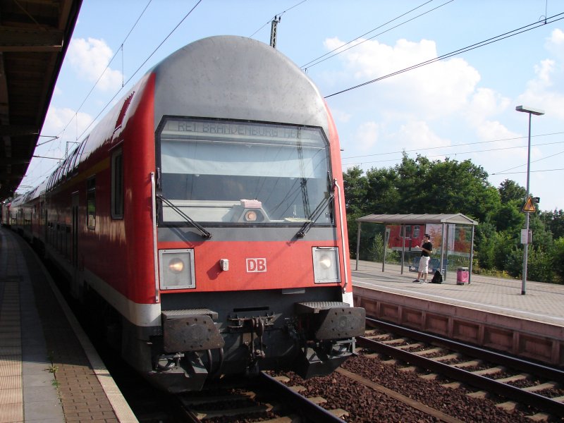RE1 von Postdam Hauptbahnhof nach Brandenburg Hauptbahnhof mit allen unterwegs halten. Hier im Bahnhof Potsdam Park Sanssouci.
