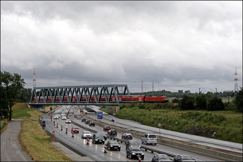 RE1 (RE 10120)  NORDRHEIN-WESTFAHLEN-Express  berquert die berhmte A2  Warschauer Allee  unweit des ebenfalls bekannten Kamener Kreuzes. Das Kreuz wird tglich von ca. 150.000 Fahrzeugen benutzt. (11.06.2009)