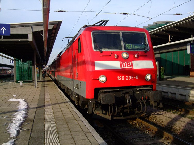 RE1 von Rostock Hbf.nach Hamburg Hbf.kurz vor der Abfahrt im Rostocker Hbf.(11.01.09)