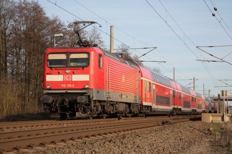RE1 wird hier noch von 112 119-3 gezogen und von 112xxx nach Hamburg geschoben. Aufgenommen am 03.02.2008 in Pritzier.