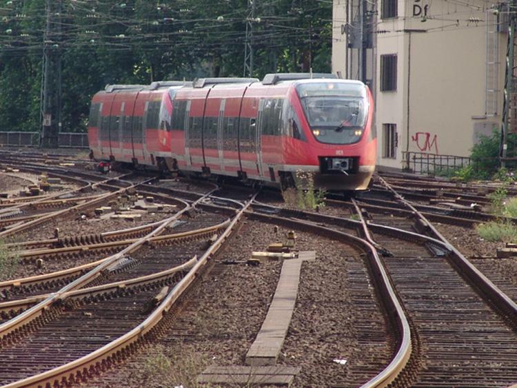 RE10047 von Kleve nach Dsseldorf Hbf.bei der Einfahrt in den Dsseldorfer Hbf.Aufgenommen am 03.08.05