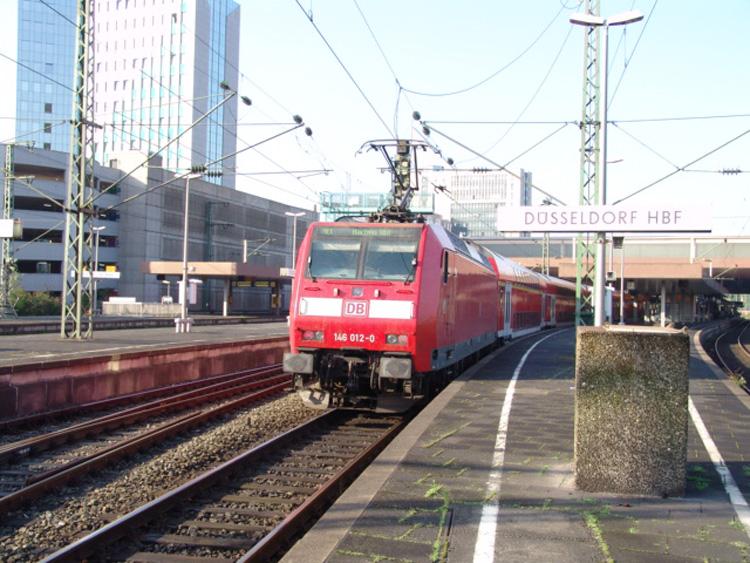 RE10110 von Hamm(Westf)nach Aachen Hbf.kurz nach der Einfahrt in den Dsseldorfer Hbf.Aufgenommen am 04.08.05