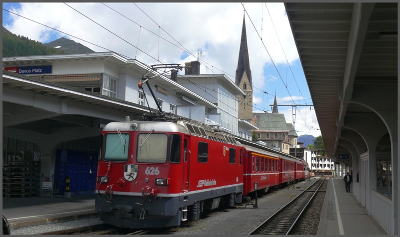 RE1032 mit Ge 4/4 II 626  Malans  steht in Davos Platz bereit zur Abfaher nach Landquart, (25.06.2009)
