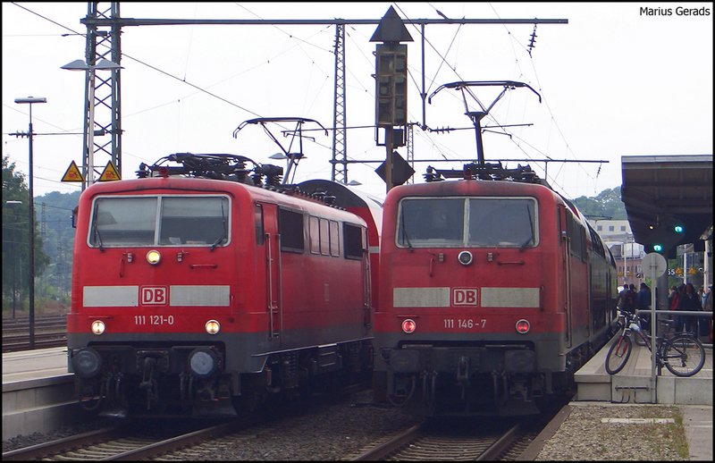 RE10414 nach Aachen Hbf mit 111 121 und RE 10421 mit Schublok 111 146 nach Dortmund Hbf in Herzogenrath 7.6.2009