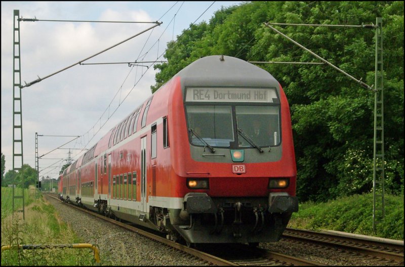 RE10417 nach Dortmund mit Schublok 111 115 an der ehem. Anrufschranke 31.5.2009
