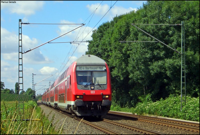 RE10419 nach Dortmund mit Schublok 111 012 an der ehem. Anrufschranke in Geilenkirchen 14.7.09